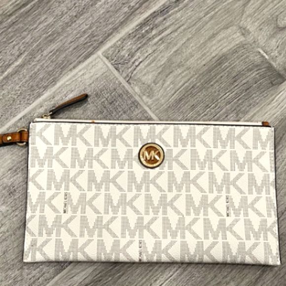 Michael Kors Bedford Signature Large Wristlet Cream and Acorn with Gold Zipper - Picture 1 of 5